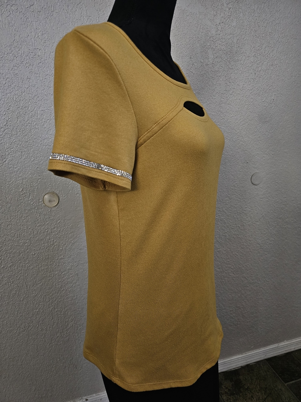 Mustard Short-Sleeve Cutout Women's Top M - Picture 9 of 10
